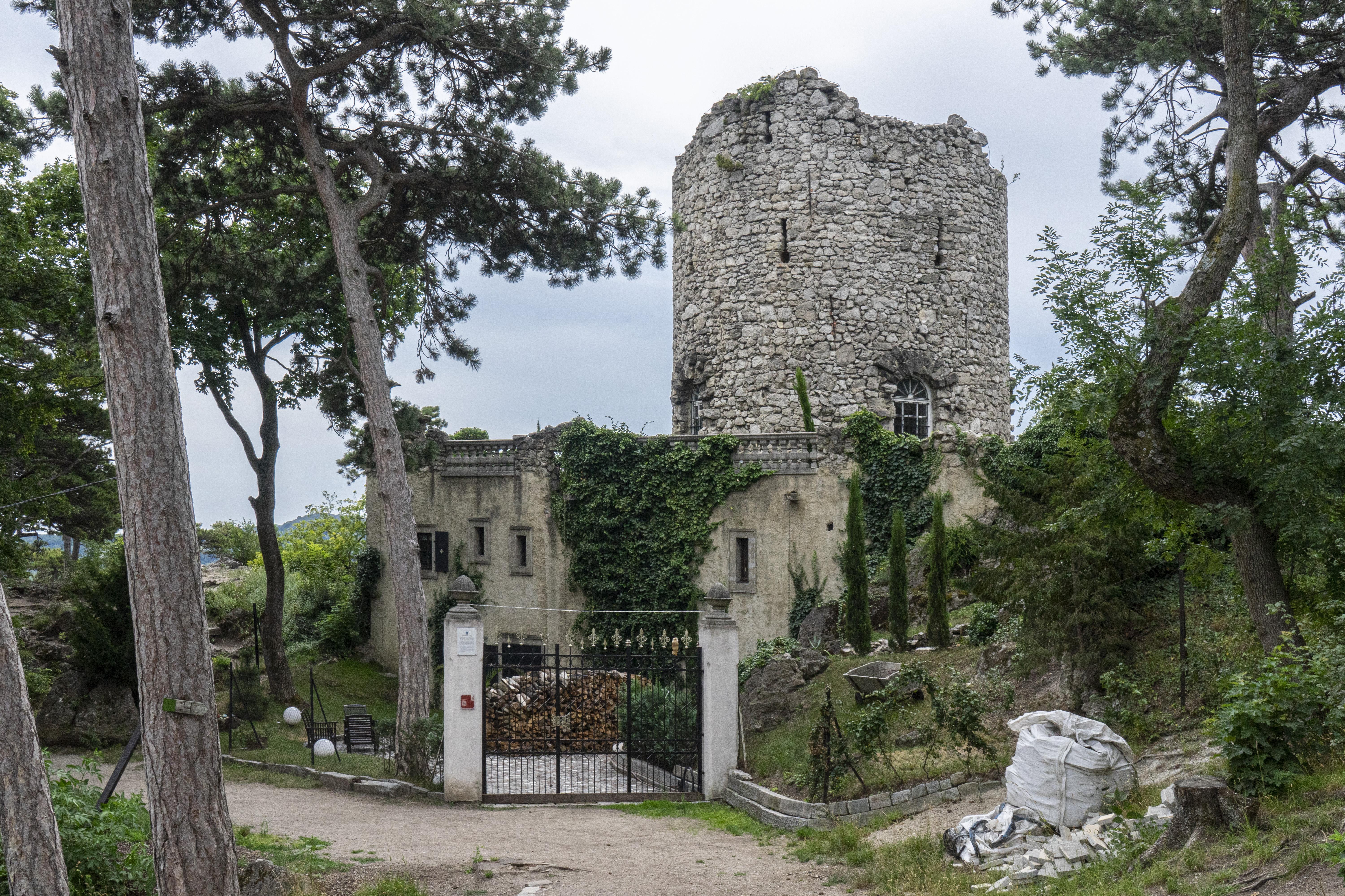 Künstliche Ruine